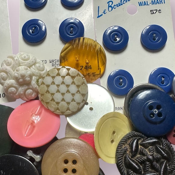 Large Lot Of Vtg Buttons For Sewing Crafts Scrapbooks Mix Of Sizes & Colors - Picture 8 of 16